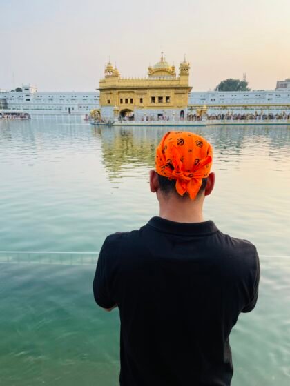 “खड़े हैं इस किनारे”