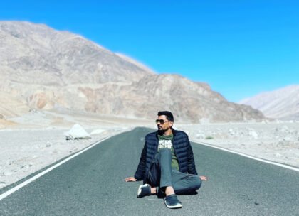 किसकी तलाश में हो